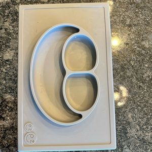 Silicone mat that stick to the table EZ PZ